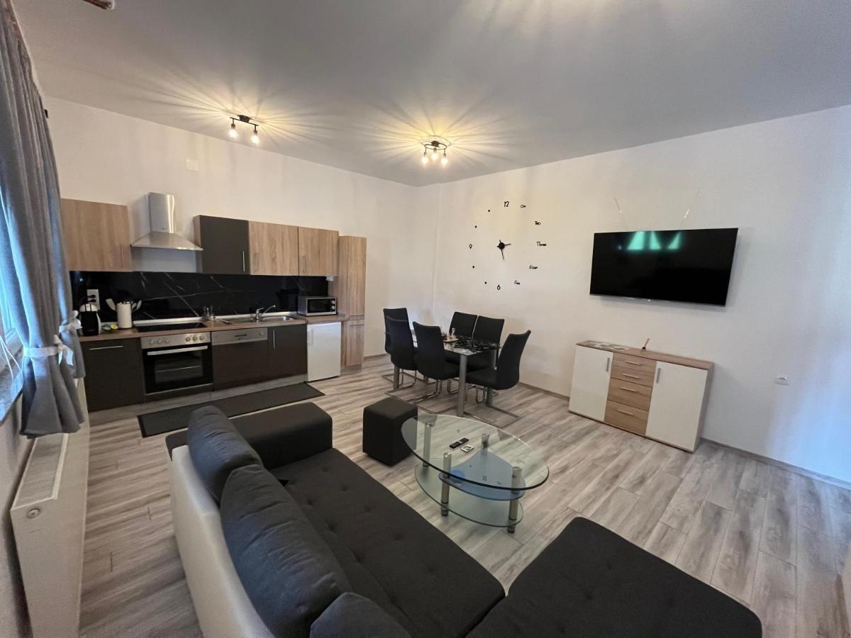 Apartment Tilia Оточац Екстер'єр фото